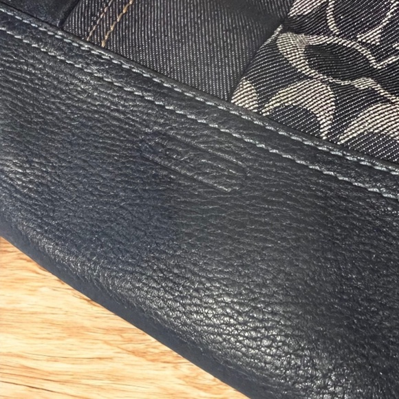 Beautiful Navy Coach Shoulder Bag in Excellent Condition - Picture 4 of 12
